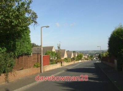 FOTO LANGER FALLAS HALBMOND VOR WOODHOUSE LANE RASTRICK NICHT SO SEHR EIN HALBMOND A