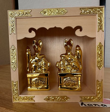 Paire de figurines Inari Fox Deity dorées sur boîte Kiso Hinoki autel shinto ...