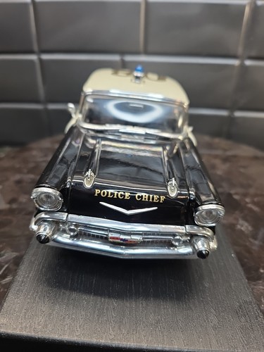 Road Legends 1957 Chevrolet Bel Air Police Chief 1:18 modellino pressofuso -1specchio - Foto 3 di 9