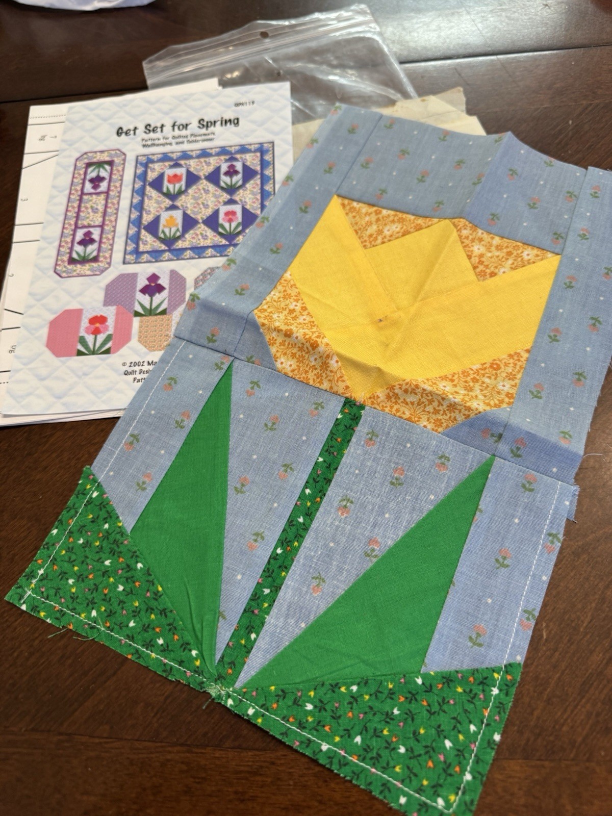 TULIP quilt block finished with PATTERN for Wallhanging Placemats Tablewear 2002