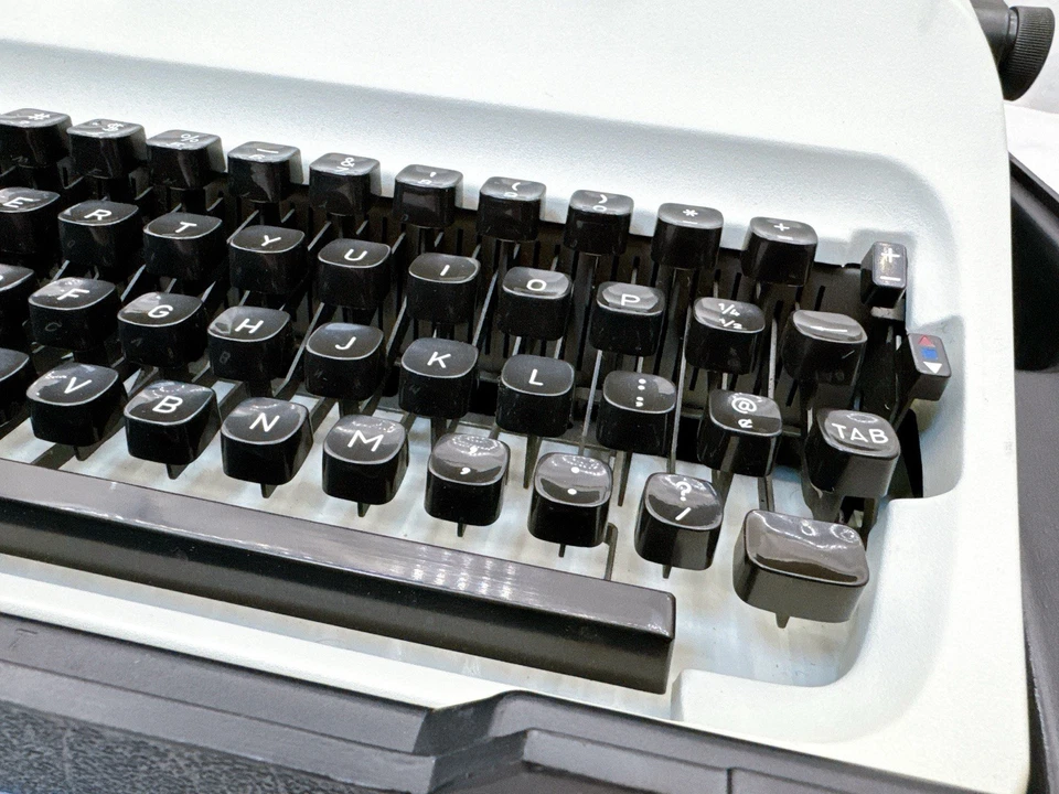 TRIUMPH Junior 12 Manual Typewriter w/ Case Made in Japan Tested movie - Image 4 of 4