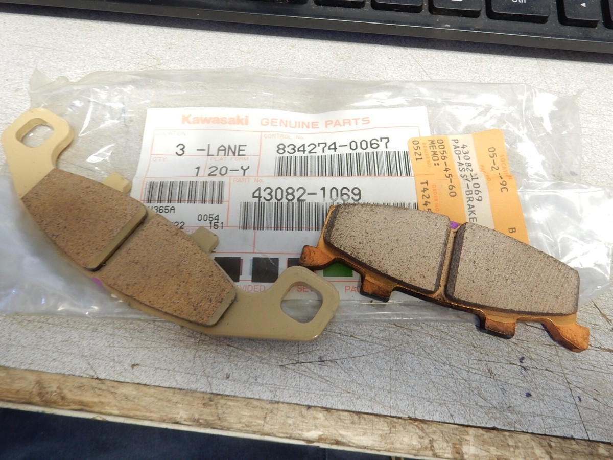 キリン 38 39 NOS Kawasaki Brake Pad Assembly 1987-1990 ZX750 Ninja 43082-1069