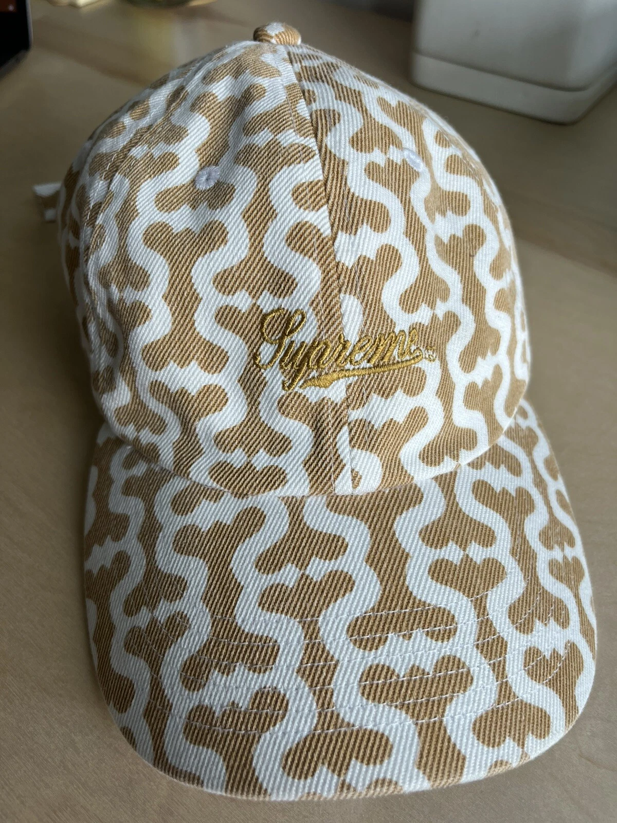 SUPREME S Monogramme 6 panneaux casquette beige/blanc   chapeau boucle arrière SS21 SU10968