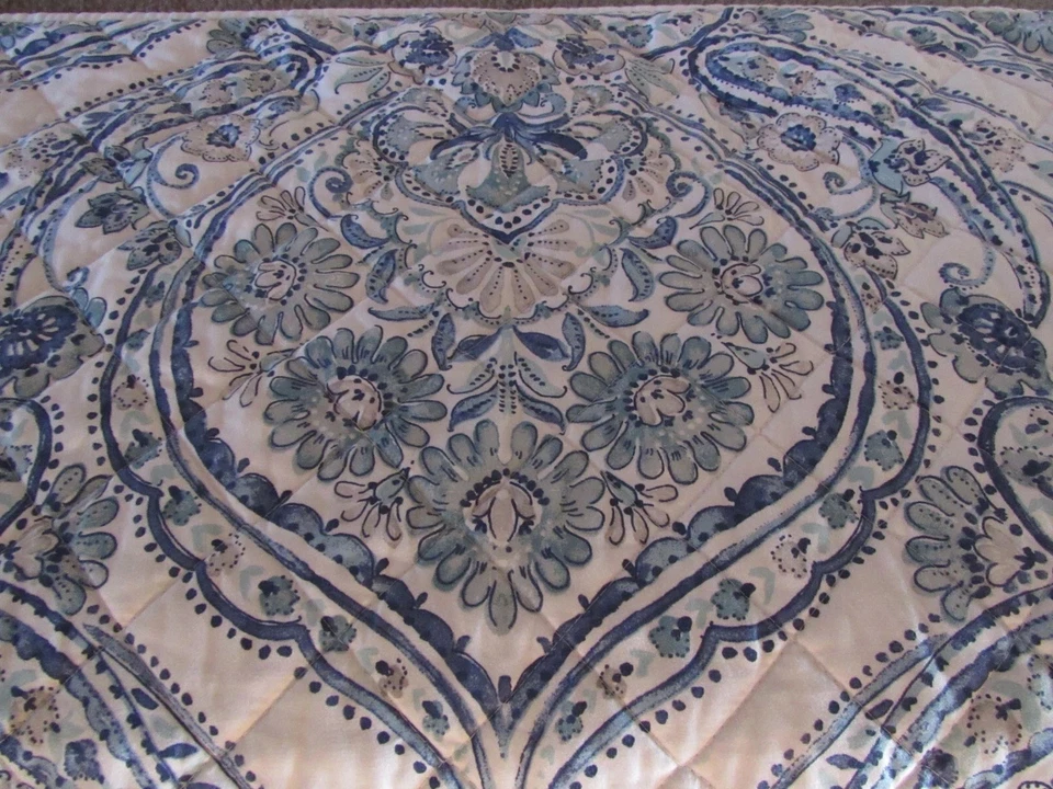 CYNTHIA ROWLEY BLUE & WHITE PAISLEY QUILT & 2 PILLOW SHAMS 88x92 REVERSIBLE - Image 2 of 4