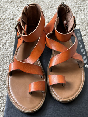 UNIVERSAL THREAD WOMENS GLADIATOR SANDALS SIZE 7 FLATS TOE RING ANKLE