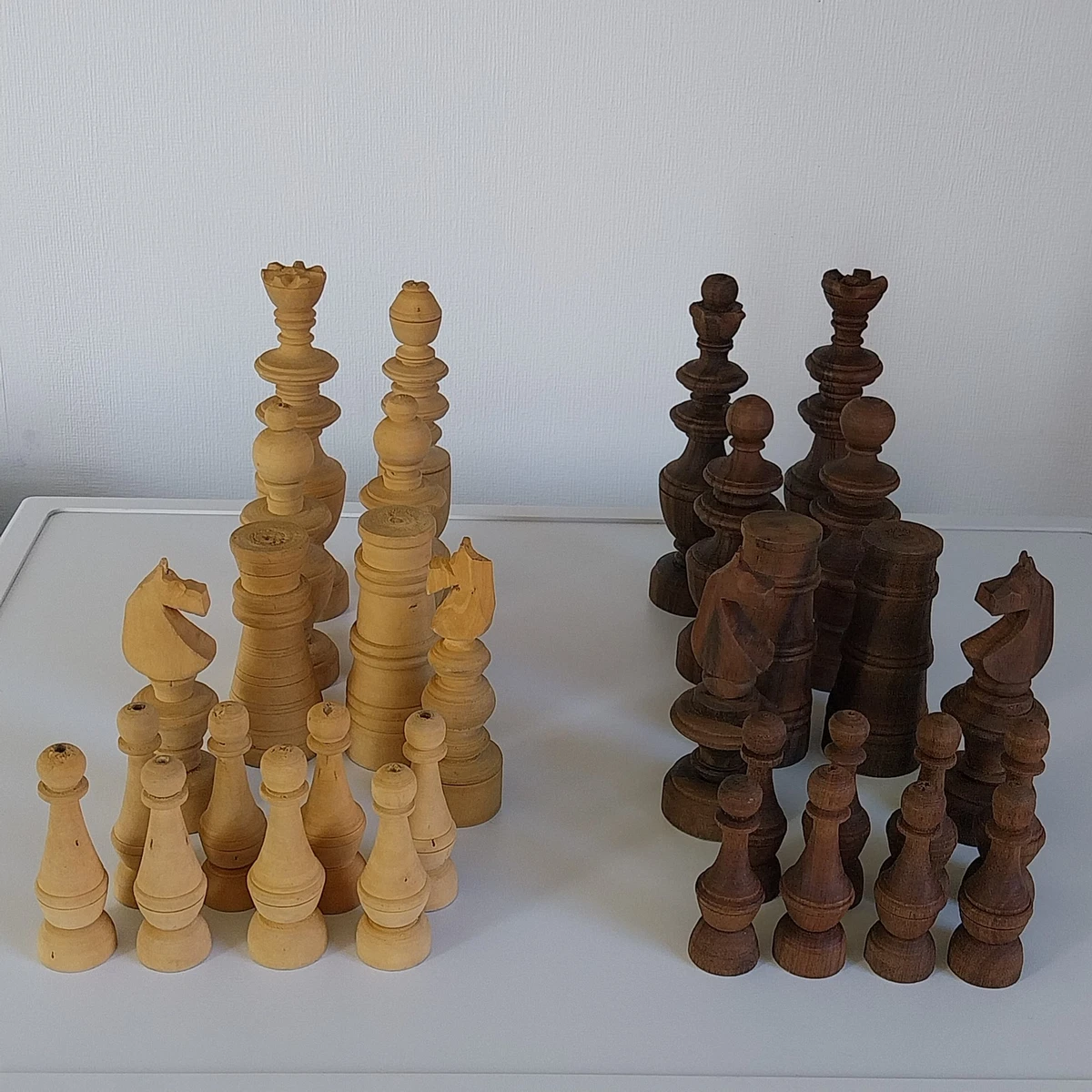 Échiquier ancien et son jeu d'échecs années 1880