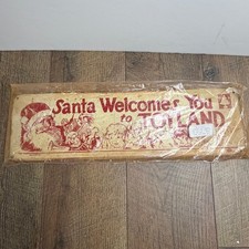 The Cotton Gin Santa Welcomes You to Toyland Christmas Sign 17.5 Inch Primitive