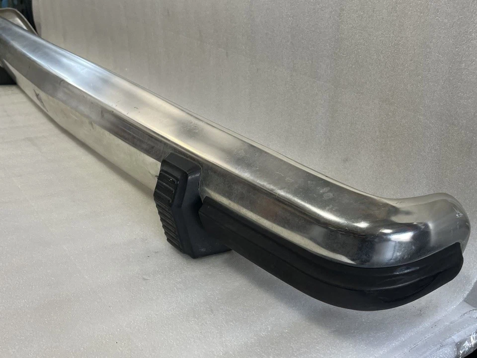 1988 Jeep Grand Wagoneer para-choque traseiro alumínio 5363157 - Imagem 2 de 4