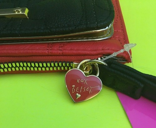 ❤️RAR AUSVERKAUFT - NEU BETSEY JOHNSON ROT GESTEPPT Herzen Geldbörse CLUTCH ARMBAND❤️ - Bild 5 von 8