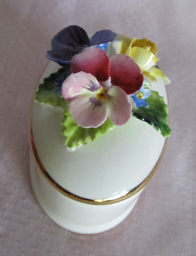 Petit boite à bijoux porcelaine anglaise Staffordshire décor floral en relief - Photo 3 sur 7