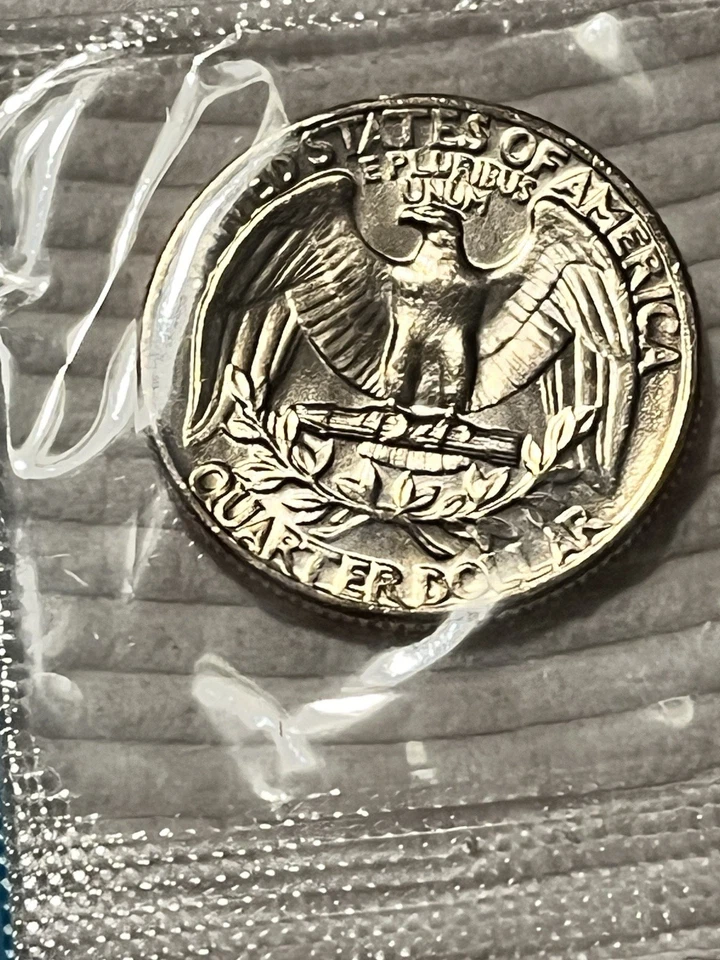 1972-P Washington Quarter - BRILLIANT COIN MINT UNC SEALED IN CELLO - Image 4 of 4