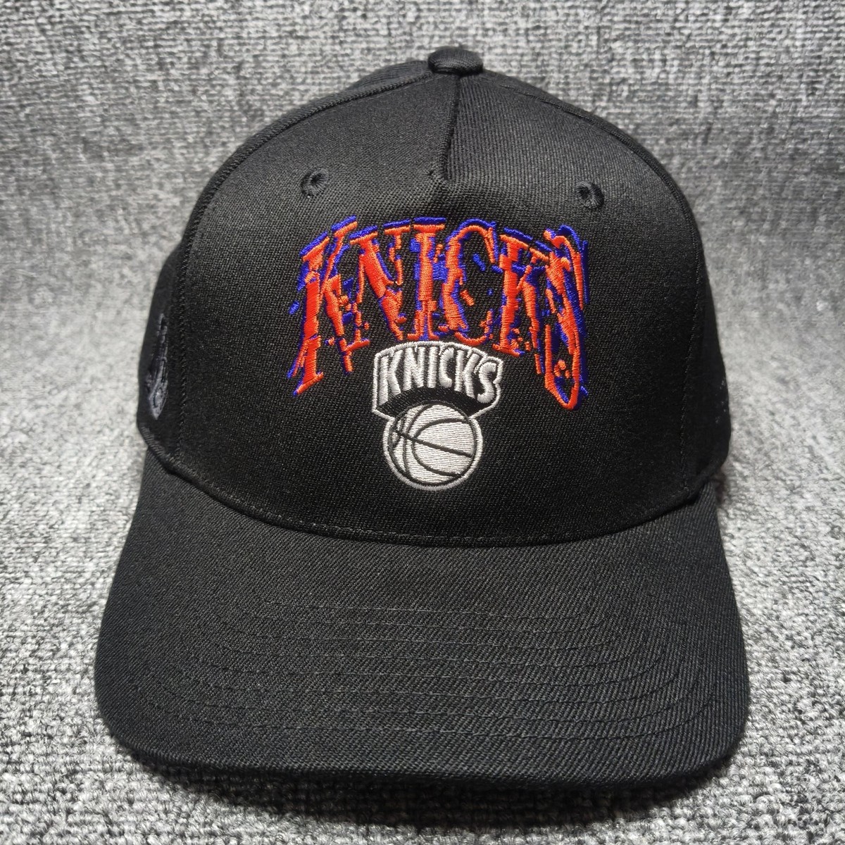 Mitchell & Ness New York Knicks NBA Black Snapback Curved Cap