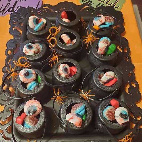 12 Halloween Mini Witch Cauldron Black Plastic Candy Basket Trick or Treat Decor - Picture 9 of 17