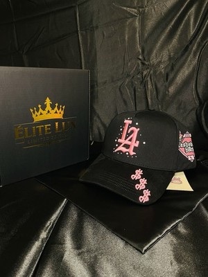 Cashed Out Hats modelo Labubu en color negro detalles en rosa Fast Shopping
