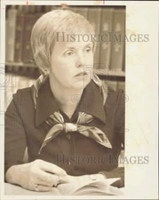 1976 Press Photo Judy Young working at her office - lrb14083