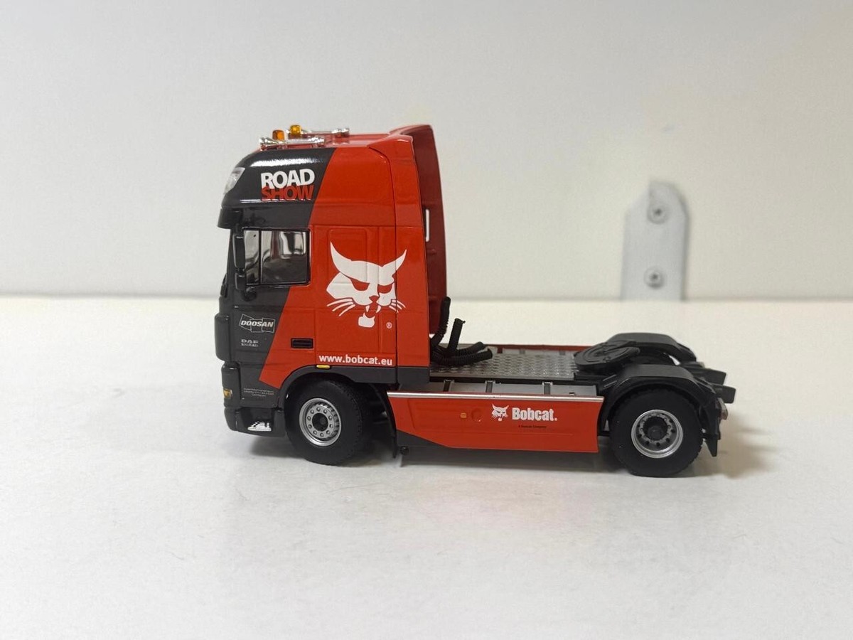 WSI 1/50 DAF XF 105 SSC 4×2 WSI models, DAF XF 105 SSC 4X2 Lowloader + X325 Excavator
