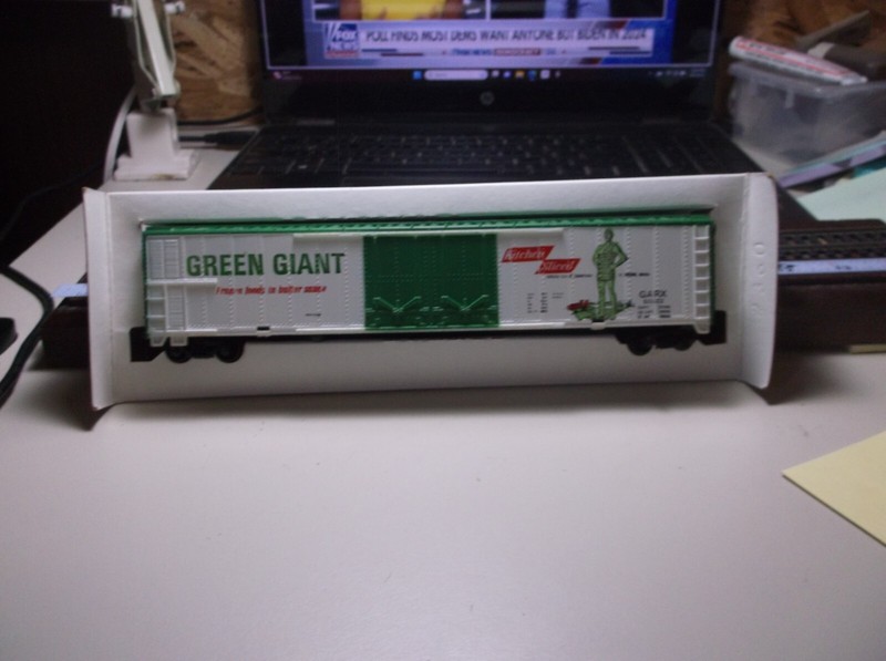 HO 62 Ft. Reefer Car.Double Door. Green Gaint. TYCO. Oringinal Box .