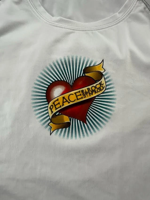 Camisa Alo Mujer XL Coolfit Atlética Gráfica Love Rock n Roll Paz Blanca Foto 3 de 4