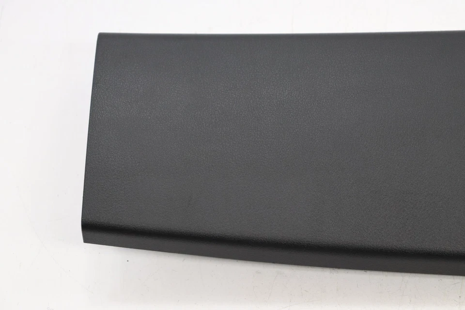 PANEL DE CUBIERTA DE MOLDURA SUPERIOR PUERTA LEVADIZA TRASERA MAZDA CX-90 2024-2025 FABRICANTE DE EQUIPOS ORIGINALES KMV668930 Foto 2 de 4