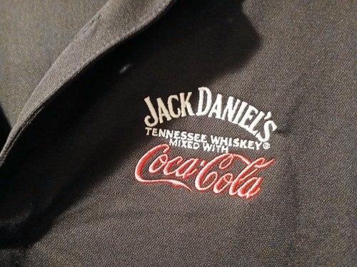 Camisa estilo polo negra bordada Jack Daniels and Coke talla M - Imagen 2 de 4