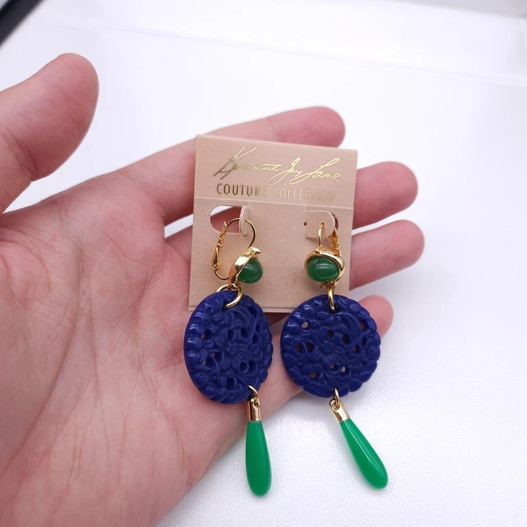 Pendientes colgantes de alambre de jade lapislázuli Kenneth Jay Lane en oro, azul y verde, alta costura... Foto 3 de 4