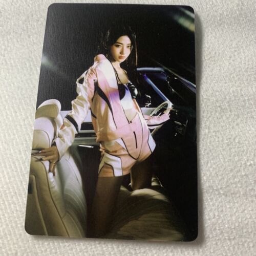 Yunjin LE SSERAFIM PERFECT NIGHT Celeb K-pop Girl Photo Pink Car 2 - Afbeelding 1 van 5