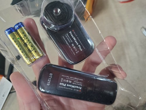 Vello FreeWave Plus Wireless Remote Shutter Release(Transmitter and Receiver Set - Picture 7 of 7