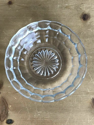 Small Patterned Clear Glass Dish - Afbeelding 1 van 4