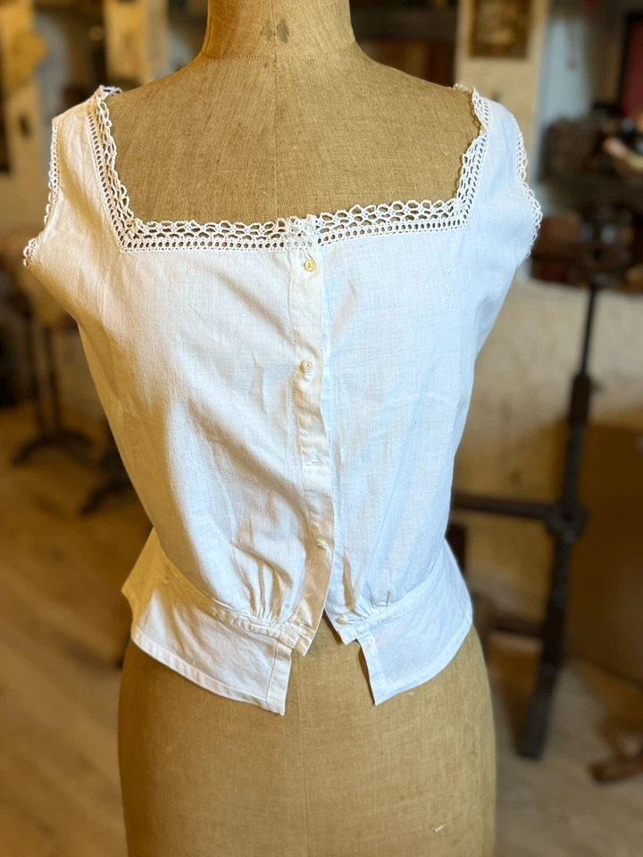 Dentelle et broderie anciennes - petite chemise cache-corset - initiales MA - Photo 4/4
