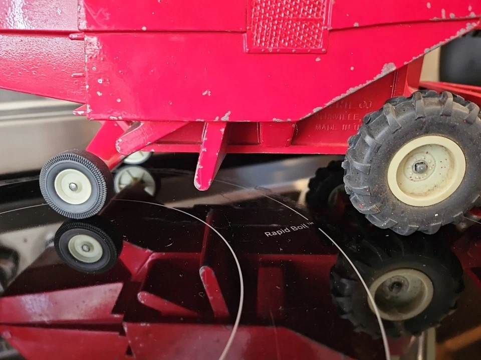 Vintage 1984 Ertl International 915 Combine Tractor 1/20 - Image 3 of 4