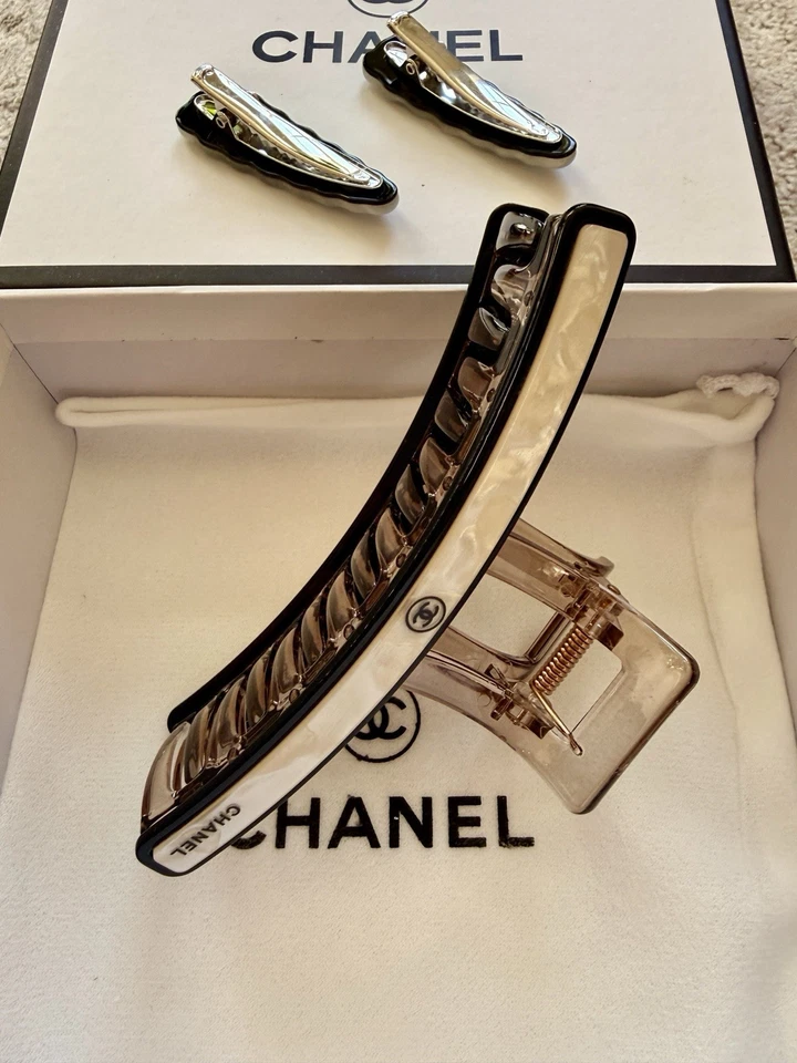 Conjunto de presilhas de cabelo branco/preto - GWP VIP presente ChanelBeauté - Imagem 4 de 4