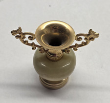 Kleine Messingvase mit gr&uuml;n-graugr&uuml;nem Glask&ouml;rper, 2 Zierhenkeln, goldfarben