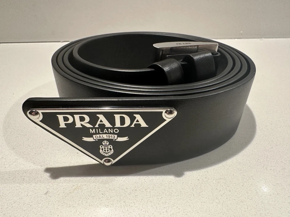 Cinturón de cuero Saffiano con logotipo triangular de PRADA para hombre Foto 3 de 4