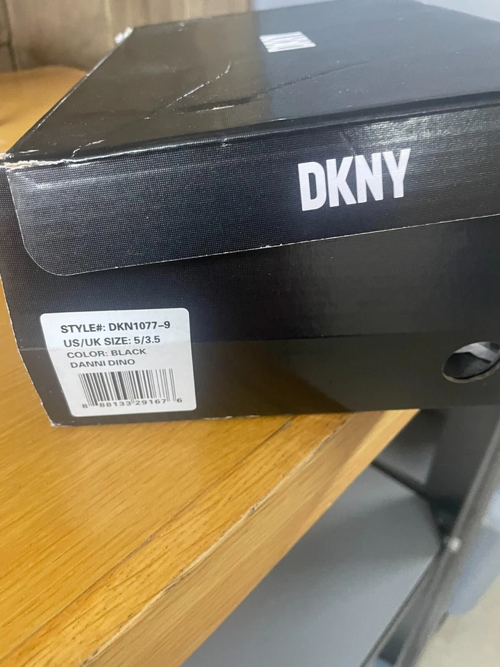 Zapatillas DKNY Little Kids EE. UU. Talla 5 Danni Dino Negro/Rojo Estilo Foto 3 de 4