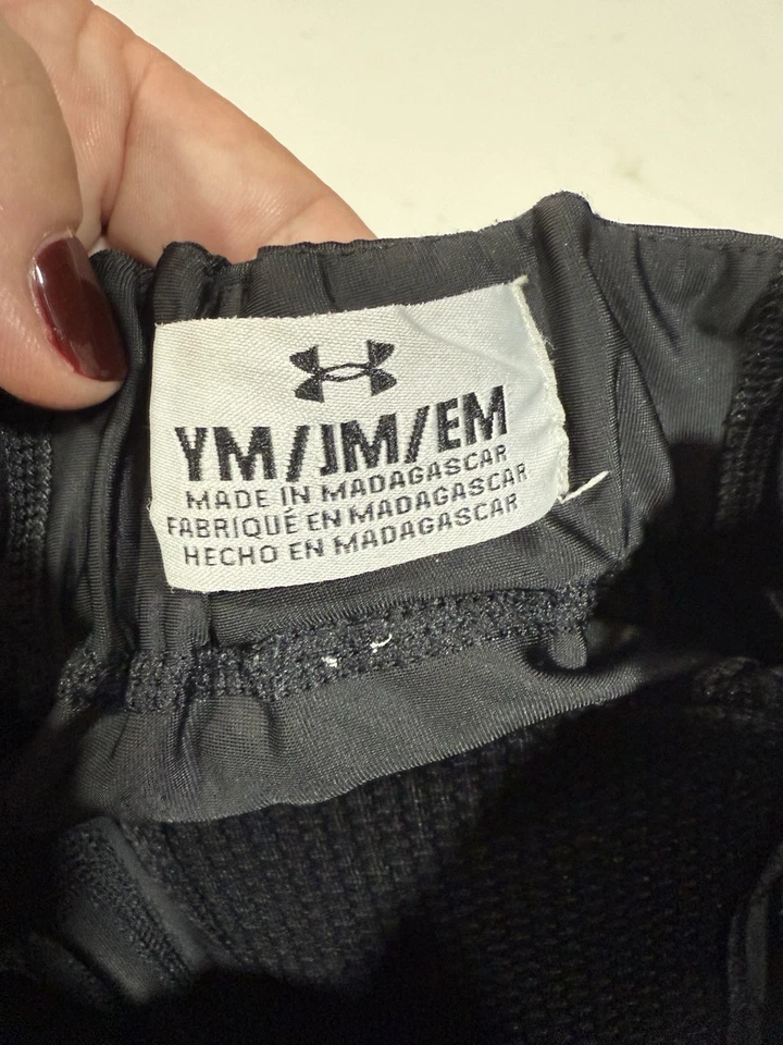 Pantalones de fútbol Under Armour juveniles medianos con almohadillas integradas negros usados en excelente estado Foto 2 de 4