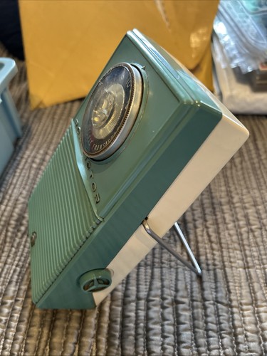 RCA Victor Deluxe Sea Foam Teal Transistor AM Radio Vintage Model T-1EH Works!!! - Picture 2 of 4