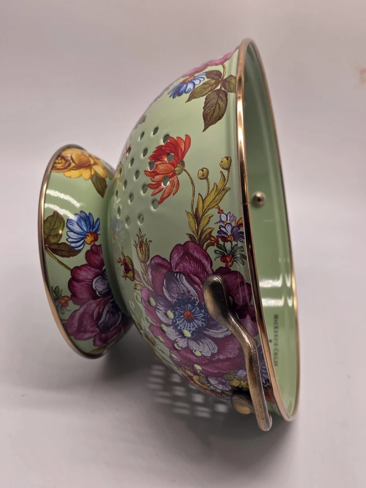 Эмалированный дуршлаг MacKenzie-Childs — цветочный дизайн — зеленый с разноцветными цветами - Изображение 4 из 4