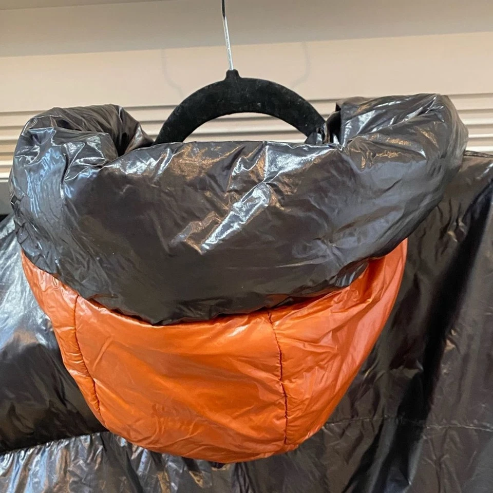 Jaqueta acolchoada feminina estilo rua plus size painel alto brilho Boohoo preta/marrom - Imagem 4 de 4