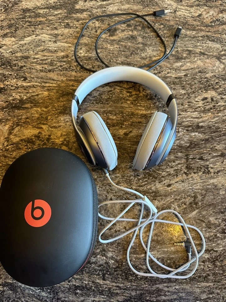 Auriculares inalámbricos sobre la oreja Beats by Dr. Dre Studio - plateados Foto 2 de 4