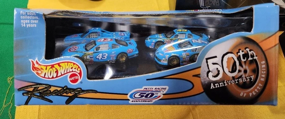 JUEGO DE CAJA HOT WHEELS 50 ANIVERSARIO PETTY RACING, NASCAR, RICHARD PETTY RACING Foto 3 de 4