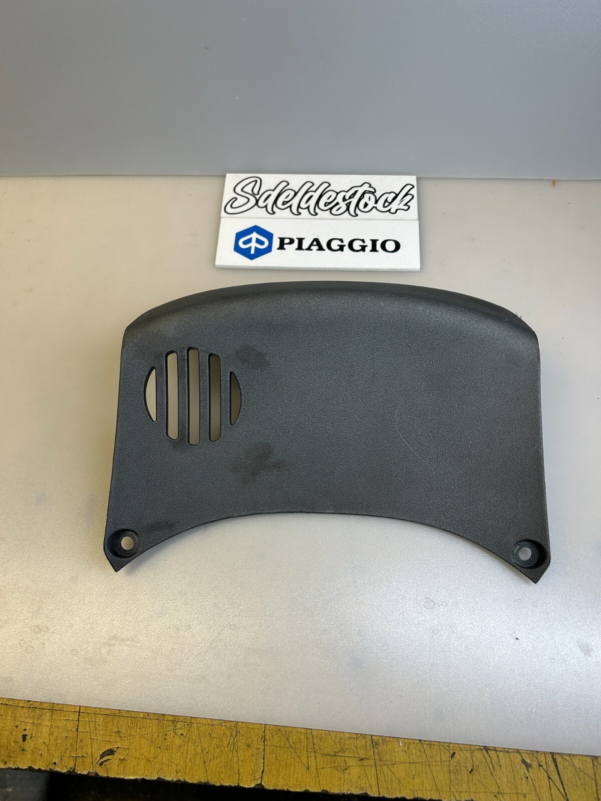 Couvercle logement roue Piaggio 62408800e8 carénage noir X8 125