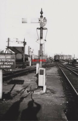 FOTO LESUNG BAHNHOF UP RELIEFBAHNSTEIG SIGNAL