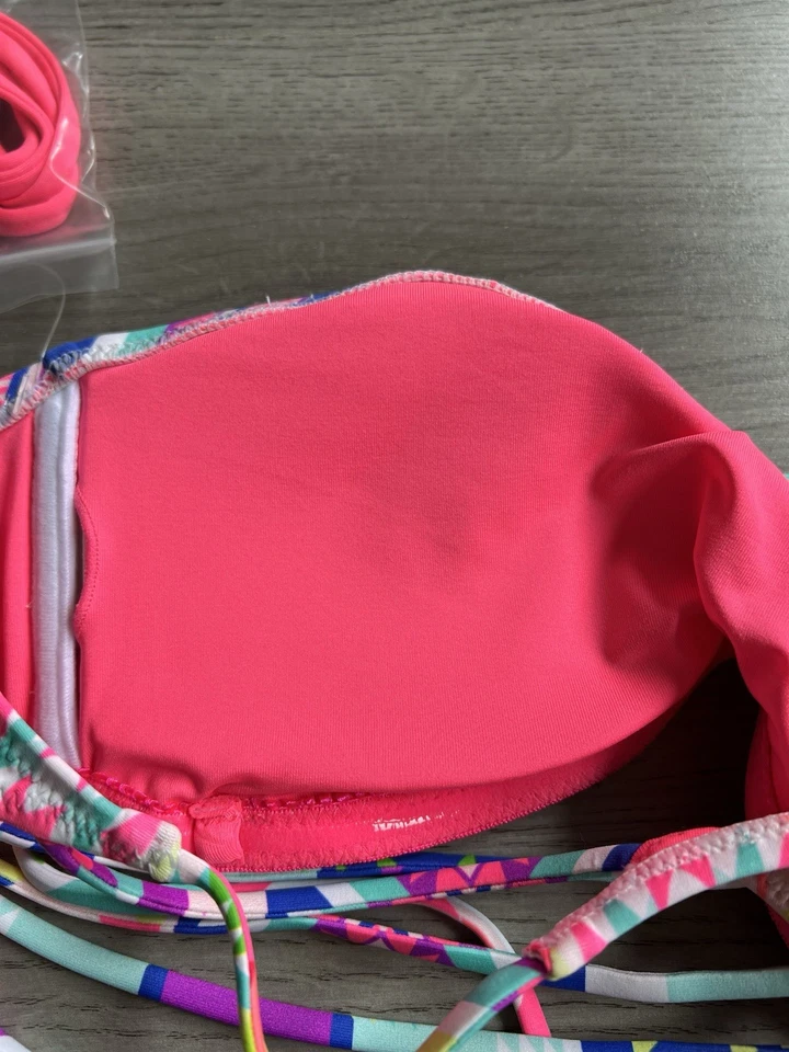 Damen Bikini Oberteil neon Größe S mit A/B-Cup Rip Curl Popstar anprobiert - Bild 3 von 4