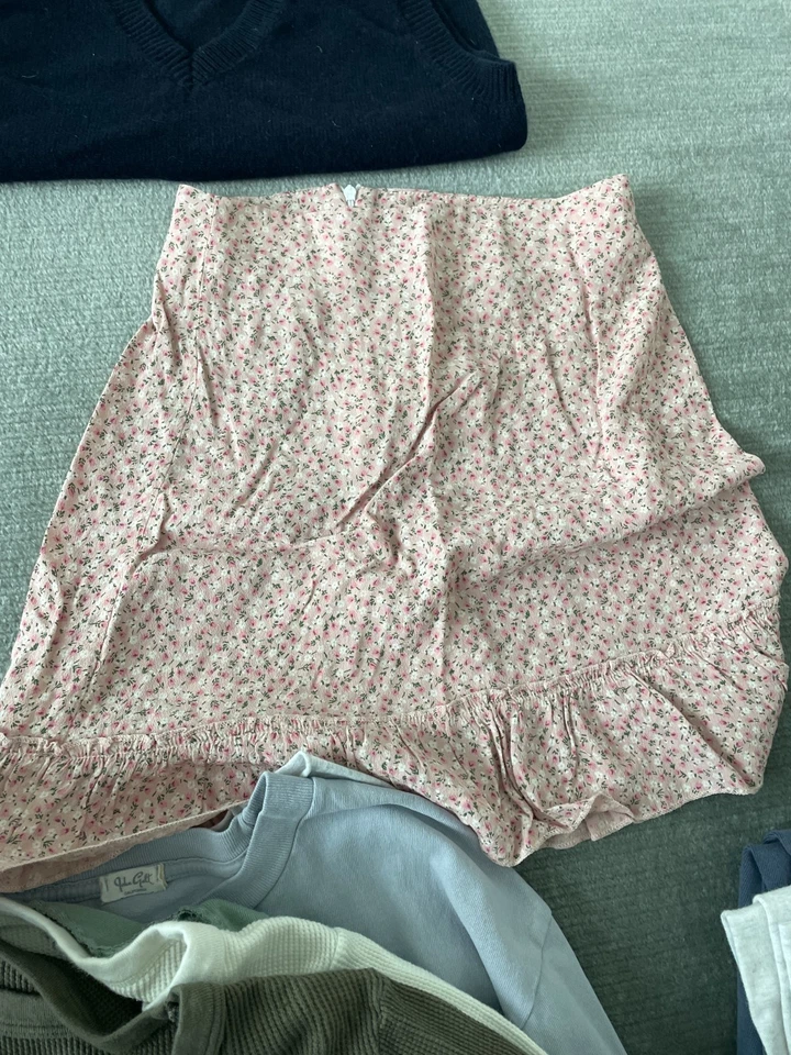 Brandy Melville John Galt Tops Pantalones deportivos Pantalones cortos Suéteres Lote de 14- Talla única Foto 3 de 4