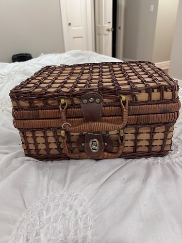 Vintage Elizabeth Arden Woven Rattan Picnic Basket And Dining Set - Picture 2 of 4
