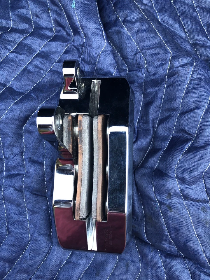 Máquina Harley Davidson Xtreme 2000-2013 sin ABS pinza de rotura lado derecho. Foto 4 de 4