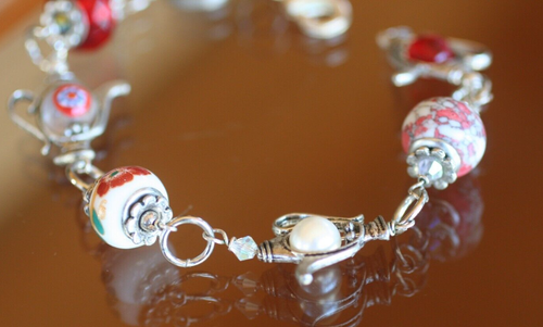 VINTAGE *:TEA TIME BRACELET WITH BREADS AND TEAPOTS AND MORE:* EX CONDITION - Picture 6 of 8