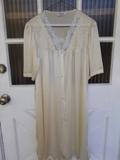 Vintage Vanity Fair Cream Robe Nylon Lace Button Up size Medium