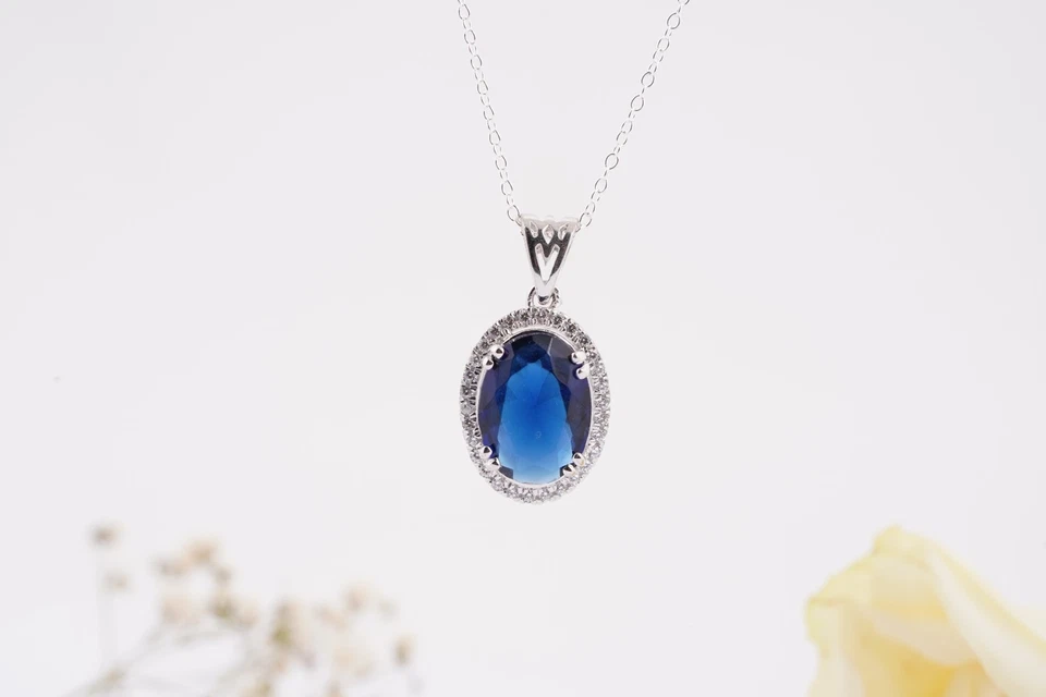 Colgante con halo de tanzanita azul creado en laboratorio de corte ovalado de 1,25 quilates chapado en oro blanco de 14 quilates Foto 2 de 4