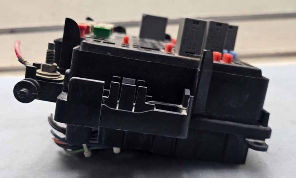 2005 GMC SIERRA LLY DIESEL FUSE BOX GM Part #15115618 Shipped for